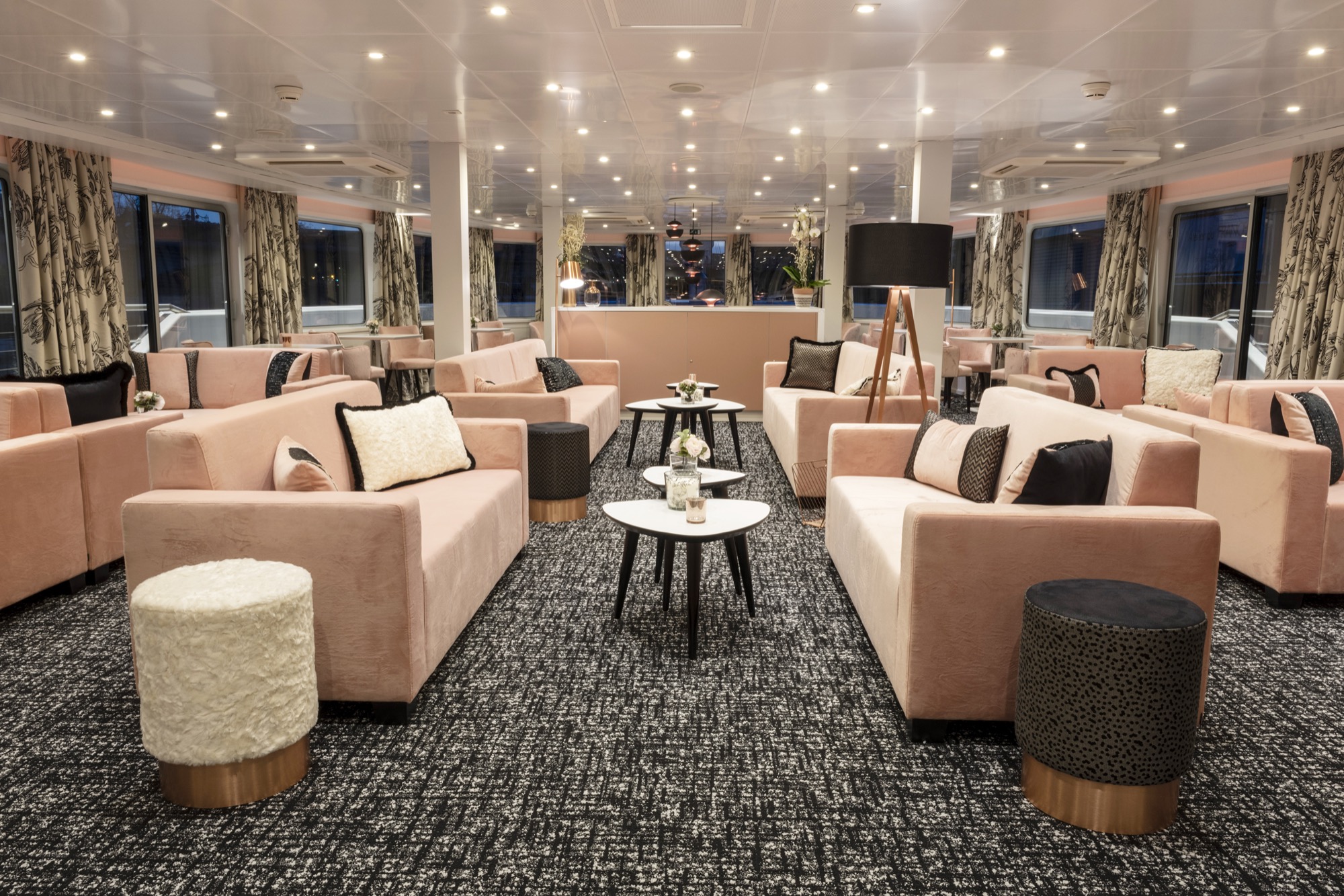 CroisiEurope MS Renoir Salon Bar 5.jpg